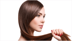 Uma mulher com longo cabelo liso, castanho e unhas vermelhas utilizando os produtos de alisamento dot cosmeticos